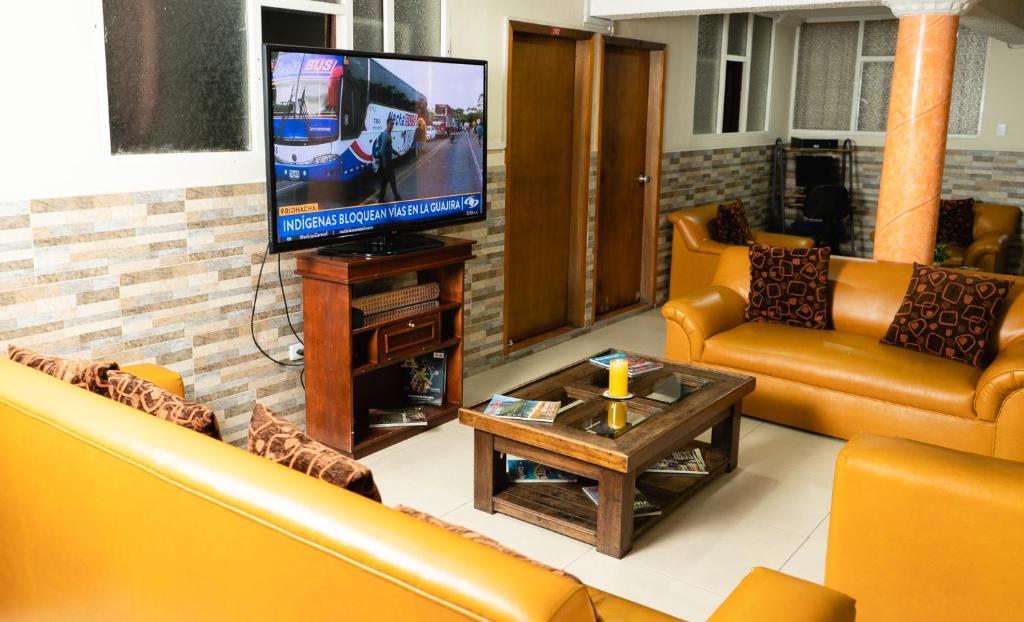 TV a/nebo společenská místnost v ubytování Hotel Juanambu