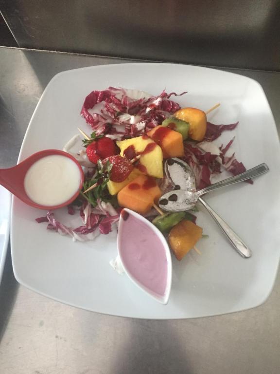 un plat accompagné d'une salade dans l'établissement Hotel Giulio Cesare, à Cattolica