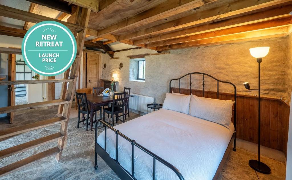- une chambre avec un lit et une salle à manger dans l'établissement Ventry Farm - Seaside Cottage, à Ventry