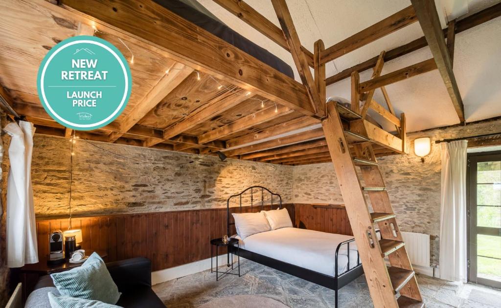 uma cama alta num quarto com uma escada em Ventry Farm - Rainbow Cottage em Ventry