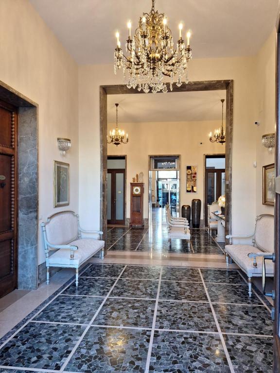 A seating area at Dimora Charleston Lecce parcheggio privato in loco gratis