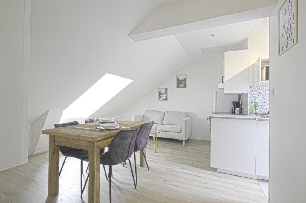 une cuisine et une salle à manger avec une table et des chaises dans l'établissement F2 hypercentre - Proche gare - WIFI gratuite, au Havre