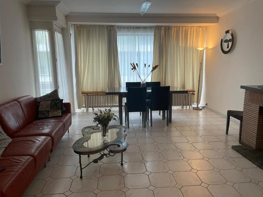 a living room with a couch and a table at Appartement 2 chambres spacieux pour 4 personnes in Knokke-Heist