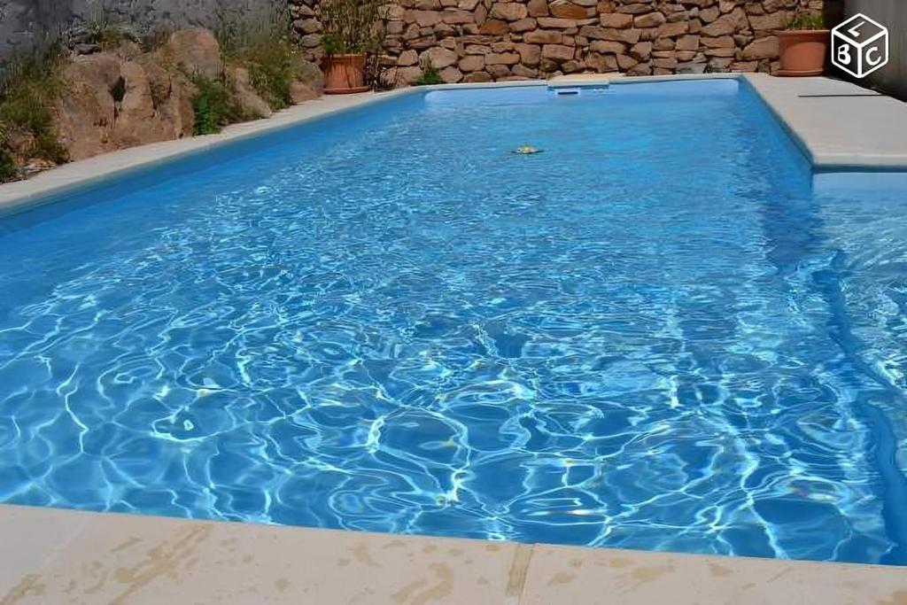 een groot blauw zwembad met blauw water bij Villa Lysa in La Garde