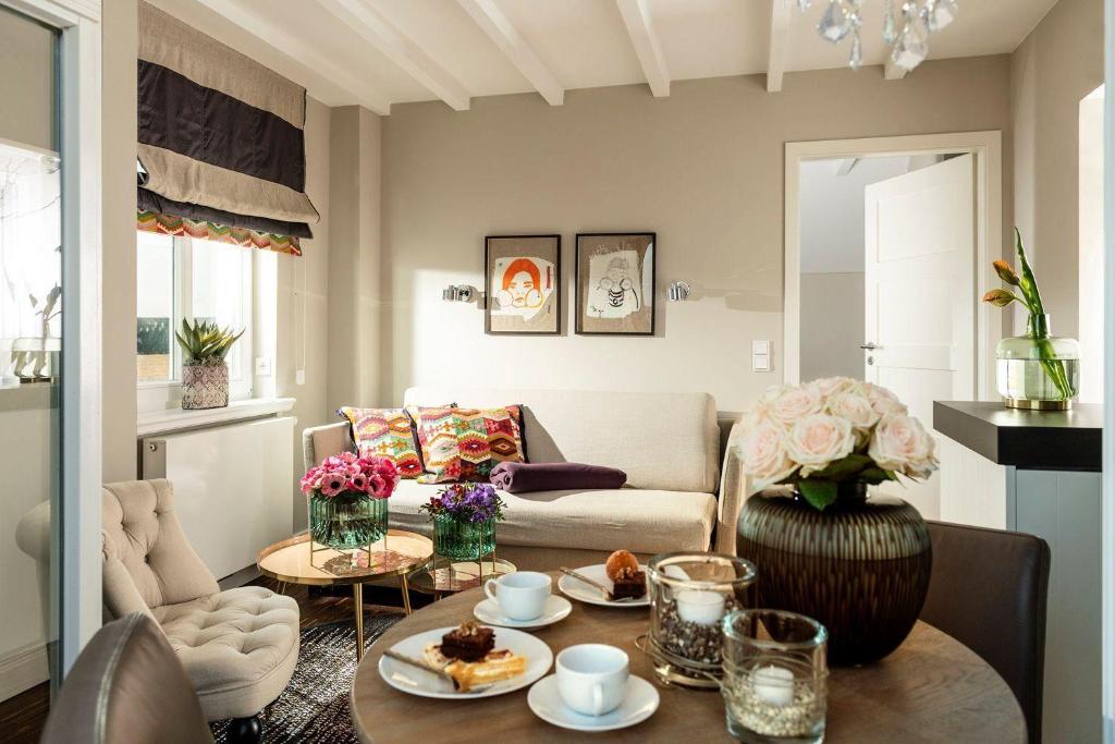 - un salon avec une table et un canapé dans l'établissement Strandvilla-504, à Westerland