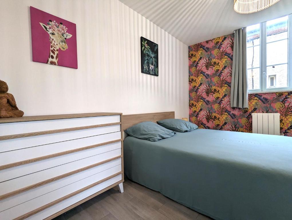 Dormitorio pequeño con cama y vestidor en Bel Appartement Meximieux Centre Ville 2 chambres en Meximieux