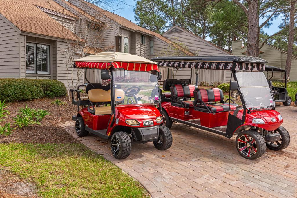 une voiturette de golf garée à côté d'une maison dans l'établissement Fairways 287 (2G) - 3BR 3BA - (10), à Coffeyville