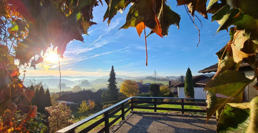 una vista desde el jardín de una casa con hojas de otoño en Ferienhaus-Zandt en Zandt