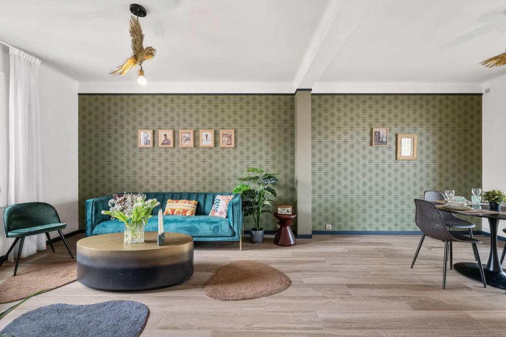 un salon avec un canapé bleu et une table dans l'établissement Jessicannes - COOPER - 3 chambres - Central, spacieux, terrasse, à Cannes