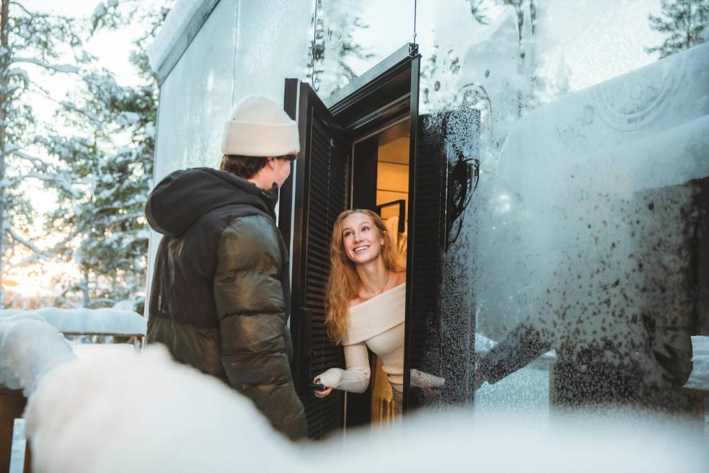 Invisible Forest Lodge Suite with Private Sauna and Hot Tub v zimě