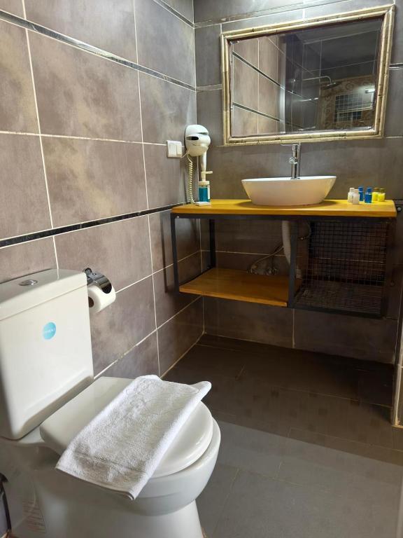 Rebetika Hotel & bistro - 3