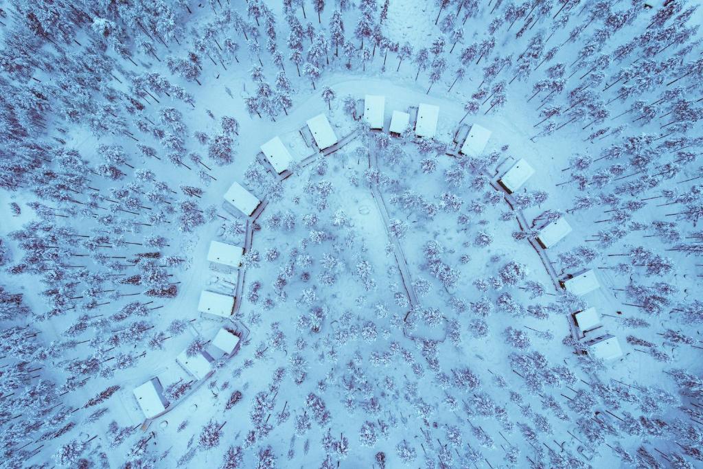Invisible Forest Lodge Suite with Private Sauna and Hot Tub v zimě