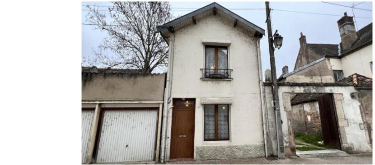 una vieja casa blanca con garaje en Maison ancienne Centre Ville, en Auxonne