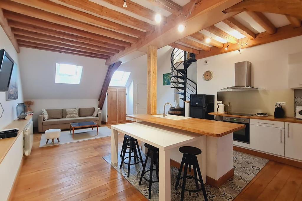 une cuisine et un salon avec une table et des chaises dans l'établissement COSY + COOL BURGUNDY, à Beaune