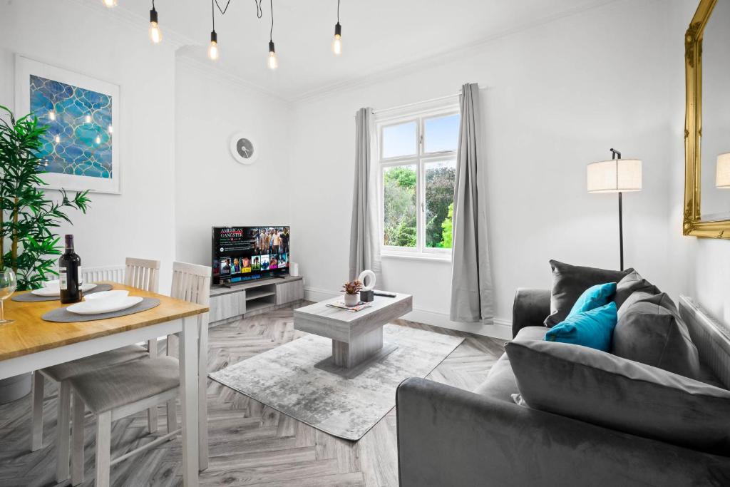 een woonkamer met een bank en een tafel bij Luxury Apartment - Parking - Wolverhampton 7aPC in Wolverhampton