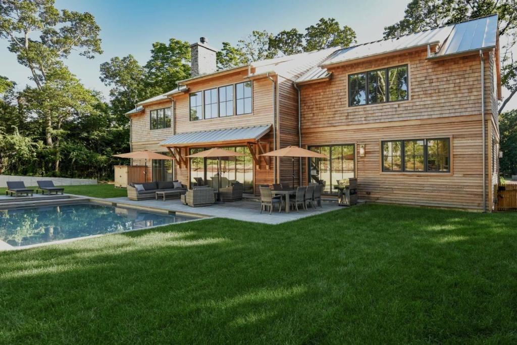 a house with a pool and a yard at Villa Kimaal - Luxury with pool in Sag Harbor