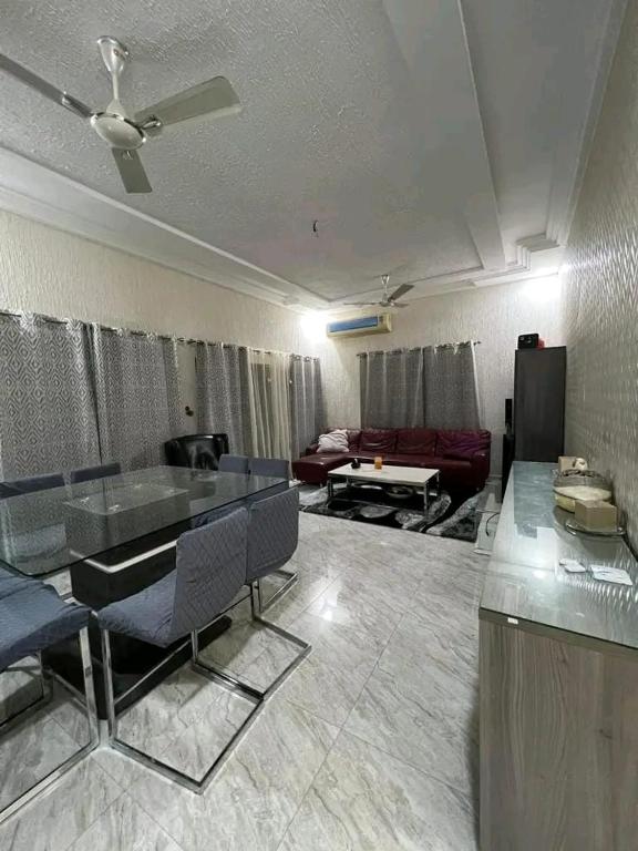 - un salon avec une table et un canapé dans l'établissement Élégante villa avec cour privée, à Lomé