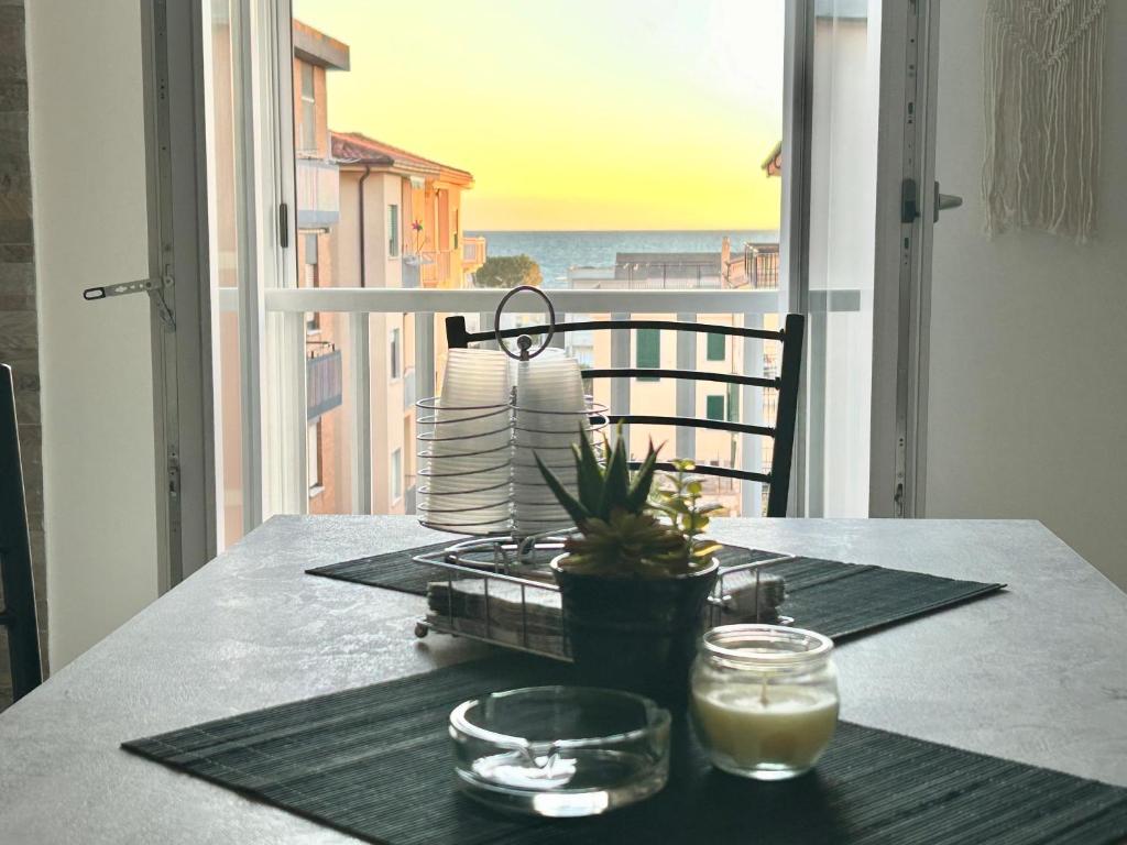 a table with a view of the ocean on a balcony at DOLCE VITA Sperlonga - UN LETTO IDEALE in Sperlonga