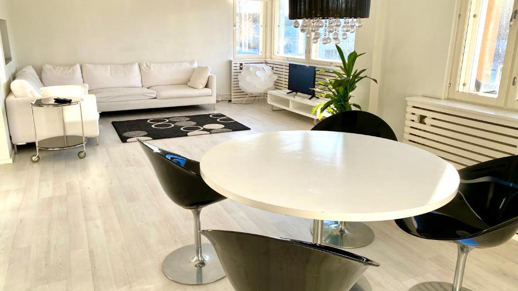 sala de estar con mesa blanca y sillas en Beautiful home in the middle of Helsinki Area, en Helsinki