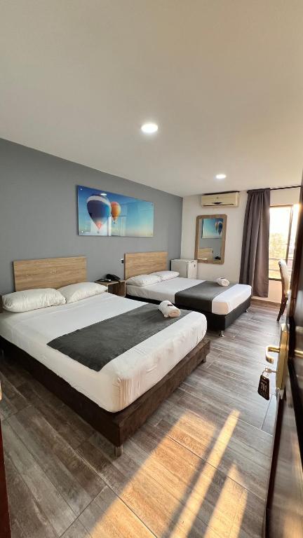 um quarto com duas camas num quarto em Hotel Gran Conquistador 33 em Medellín