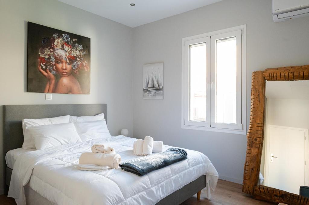 um quarto com uma cama com duas toalhas em The granny’s house em Kiáton
