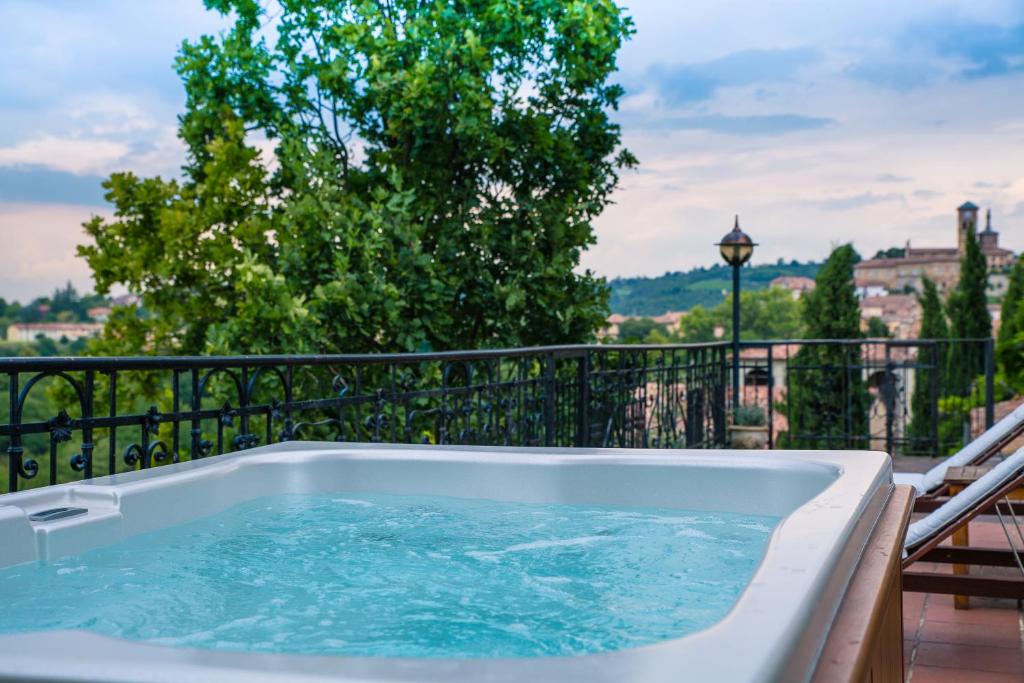 Bazén v ubytování Al Cedro Terrazza sul Monferrato con Idromassaggio nebo v jeho okolí