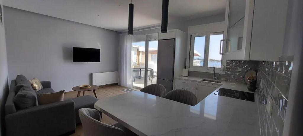 TV a/nebo společenská místnost v ubytování Beachfront Bliss