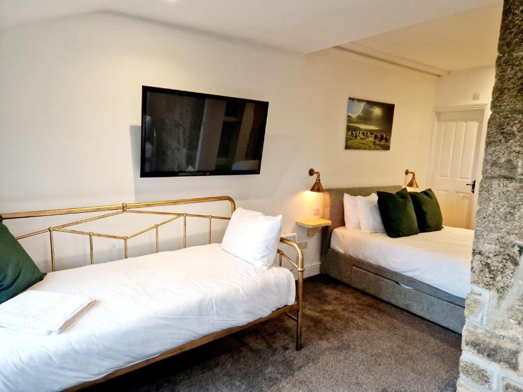 Postel nebo postele na pokoji v ubytování Wheal Tor Hotel & Glamping