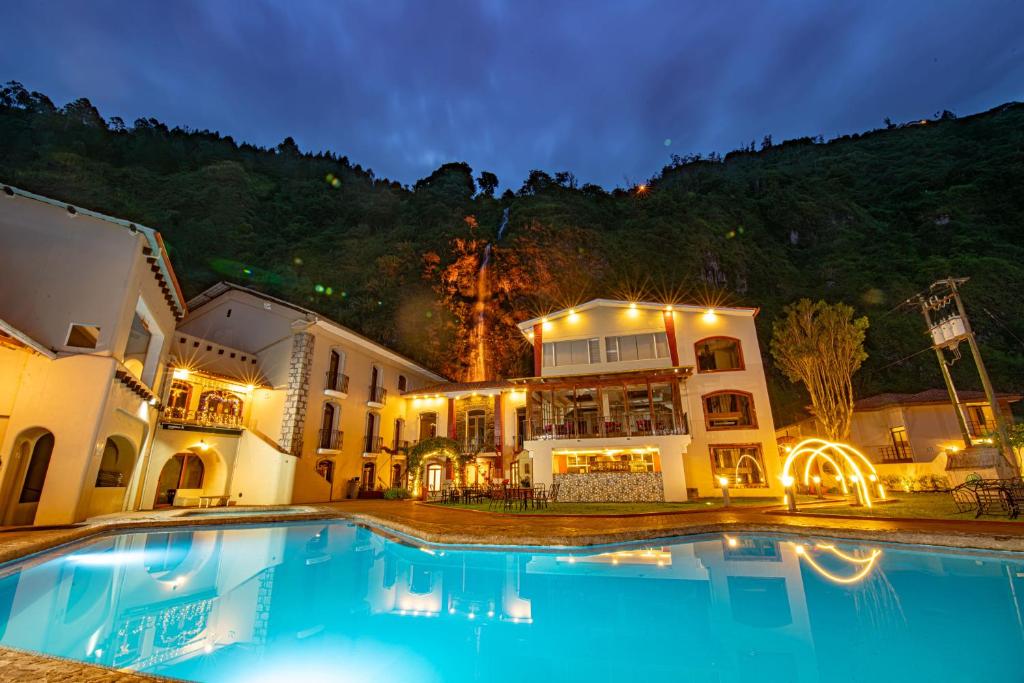 une grande piscine en face d'un bâtiment dans l'établissement Sangay Spa Hotel, à Baños