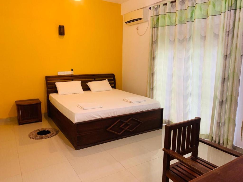 um pequeno quarto com uma cama e uma janela em Yala Freedom Lodge em Tissamaharama