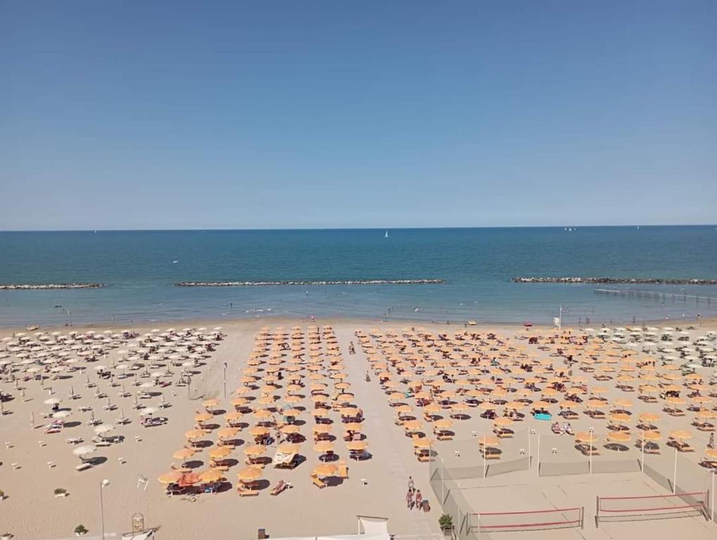 uma grande multidão de guarda-sóis numa praia em Activ Hotel Salsedine em Rimini