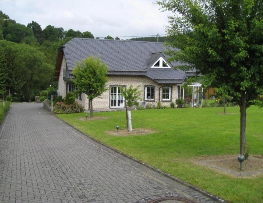 een huis met een stenen oprit ervoor bij Appartment Haus Müller in Kelberg