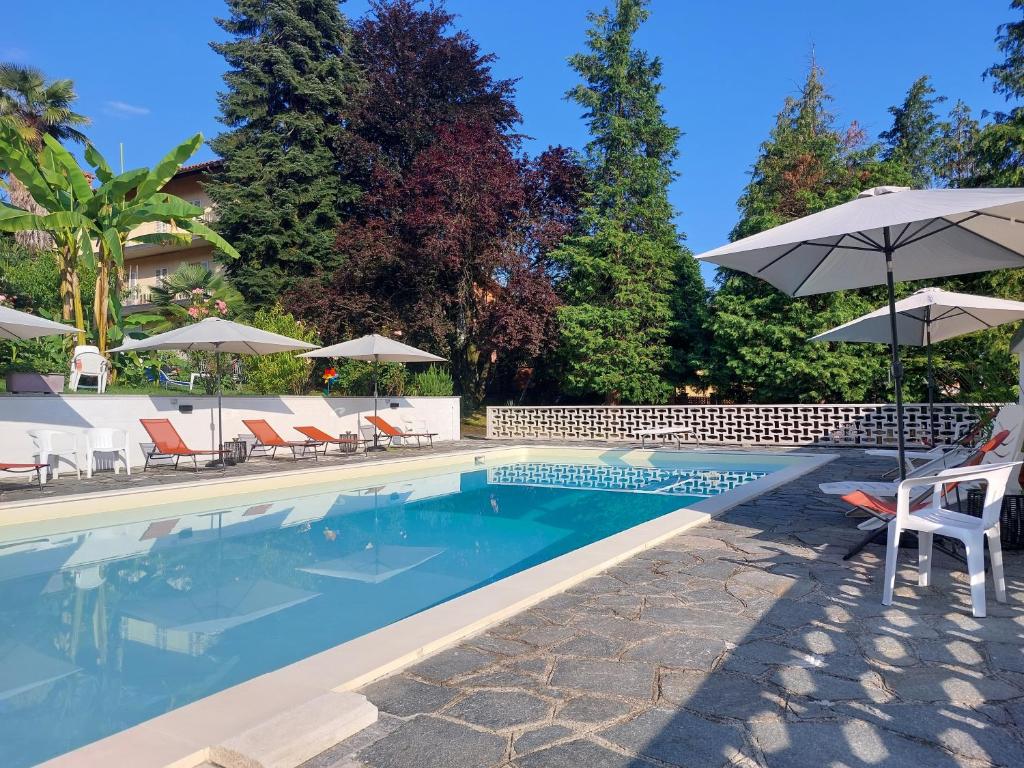 einen Pool mit Stühlen und Sonnenschirmen in der Unterkunft casaMargò in Castellamonte