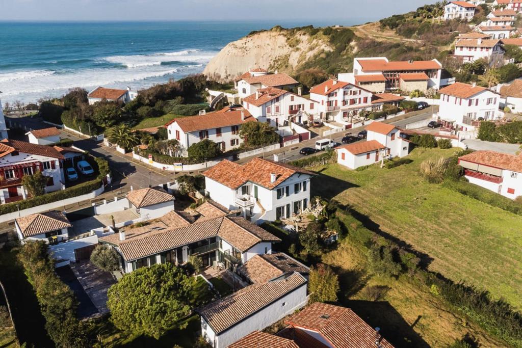 - une vue aérienne sur un village à côté de l'océan dans l'établissement BEACH HOUSE KEYWEEK Villa Design Swimming pool near Bidart beach, à Bidart