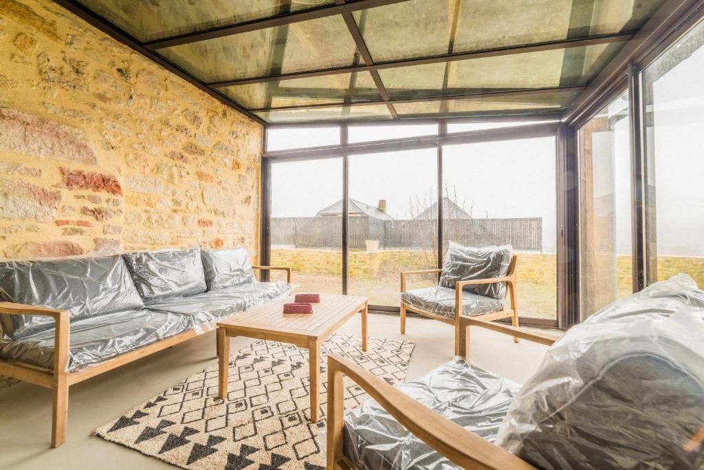 un salon avec un canapé et une table dans l'établissement La Villa Terrasson Prestige - 3 Chambres, à Terrasson