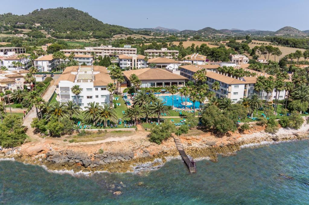 eine Luftansicht eines Resorts mit Pool in der Unterkunft Grupotel Mallorca Mar in Cala Bona