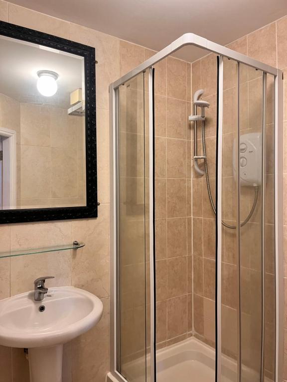 Ένα μπάνιο στο Sheil Suites