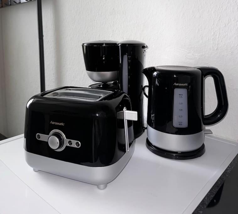 einen Toaster und eine Kaffeemaschine auf der Theke in der Unterkunft Wohnung im Zentrum 2 in Magdeburg