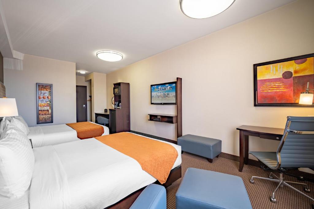 Кровать или кровати в номере Acclaim Hotel by CLIQUE