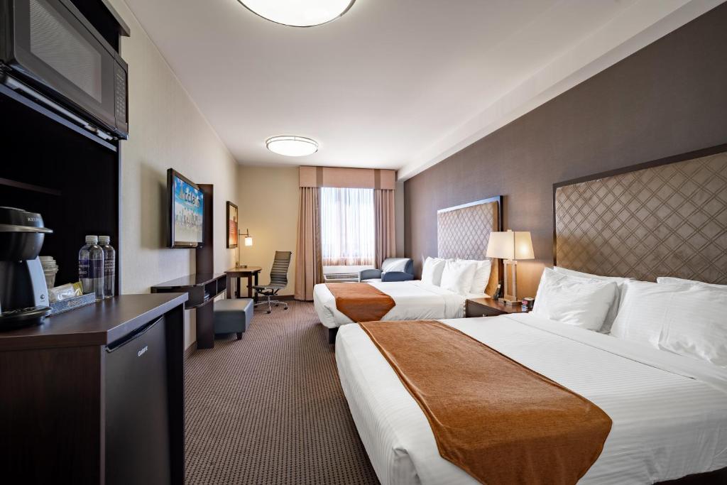 Кровать или кровати в номере Acclaim Hotel by CLIQUE