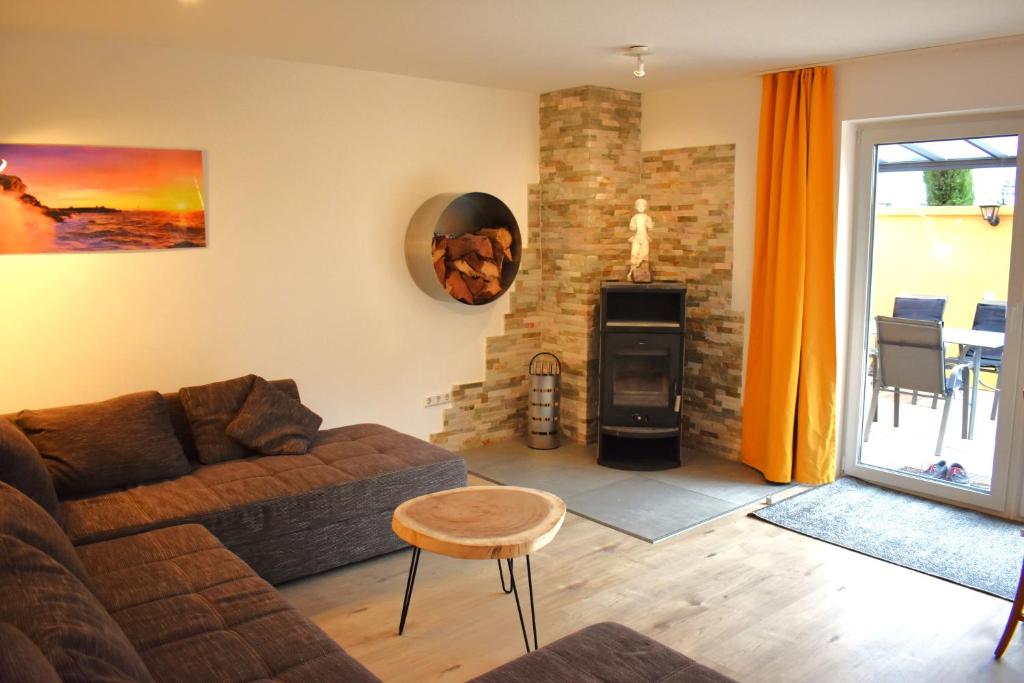 - un salon avec un canapé et une cheminée dans l'établissement FVH Family Vacation Heidelberg, à Heidelberg