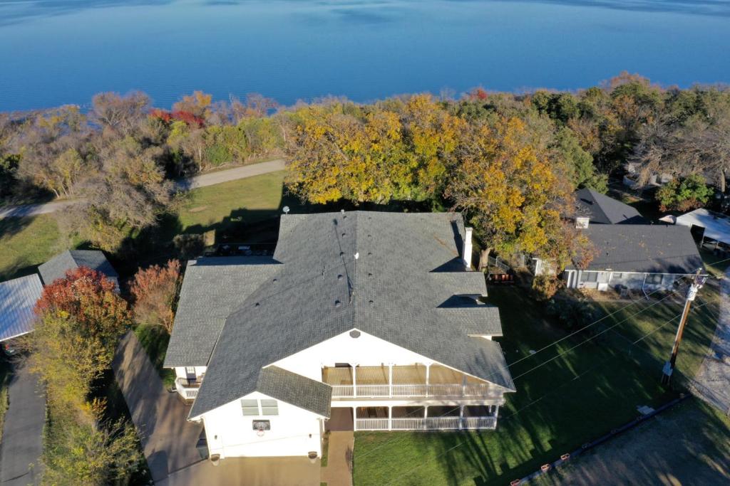 uma vista aérea de uma casa com um telhado em On Lake Retreats Family Gatherings Game Room Pets em Whitney