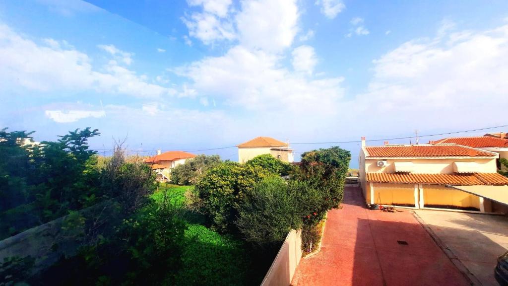 una vista desde el balcón de una casa en GK Seaside Maisonette en Kamárion