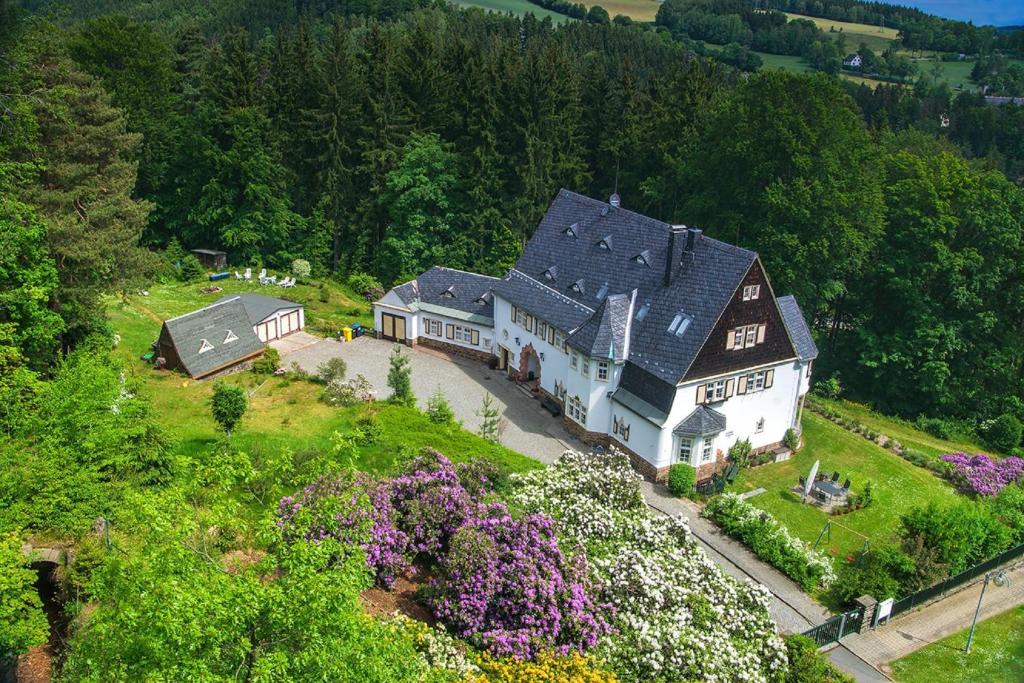 una vista aérea de una gran casa en una colina en Ferienwohnungen im Landhaus Wiesenbad, en Thermalbad Wiesenbad