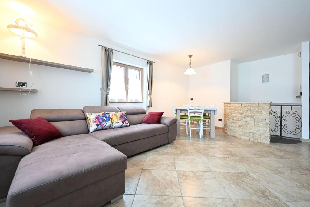 a living room with a couch and a table at Casa Lief in Mazzin