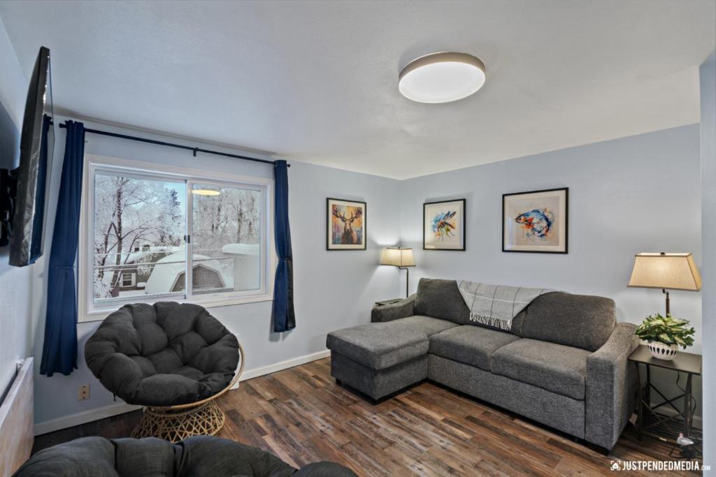 un soggiorno con divano e sedia di White Raven Perch - Westwood 7 ad Anchorage