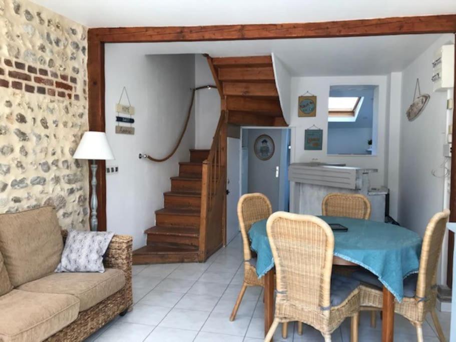 ein Wohnzimmer mit einem Tisch und einem Sofa in der Unterkunft Maison quartier plage refaite à neuf in Fécamp