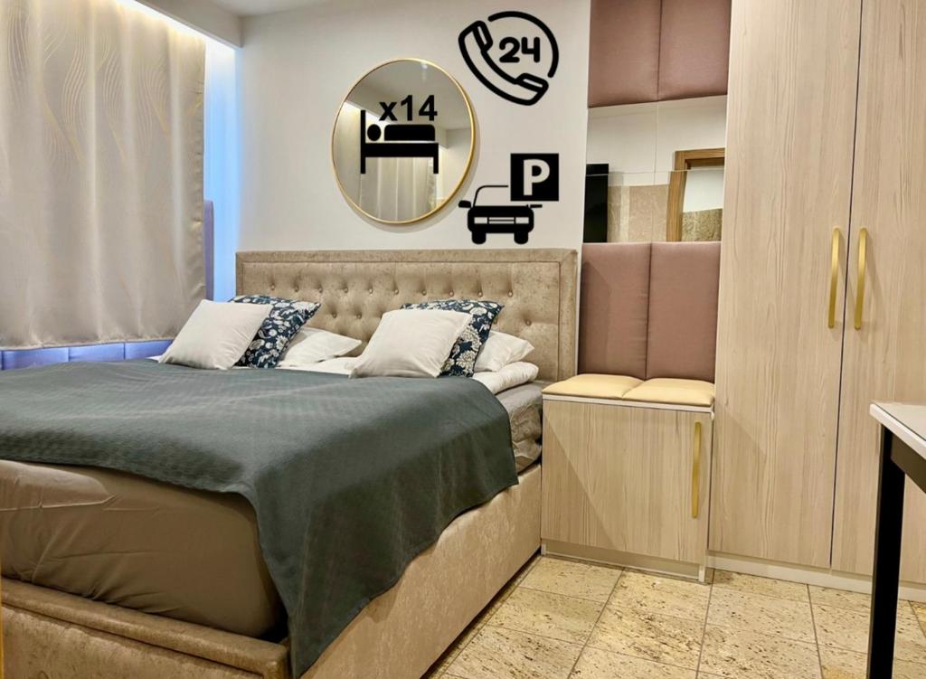 um quarto com uma cama e um espelho na parede em North Nest Luxury Suites em Gdańsk