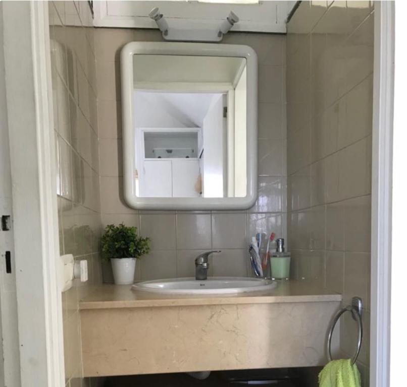 ein Bad mit einem Waschbecken und einem Spiegel in der Unterkunft Apartment Laura in Puerto Rico with ocean view free WiFi and Nespresso coffee in Puerto Rico de Gran Canaria