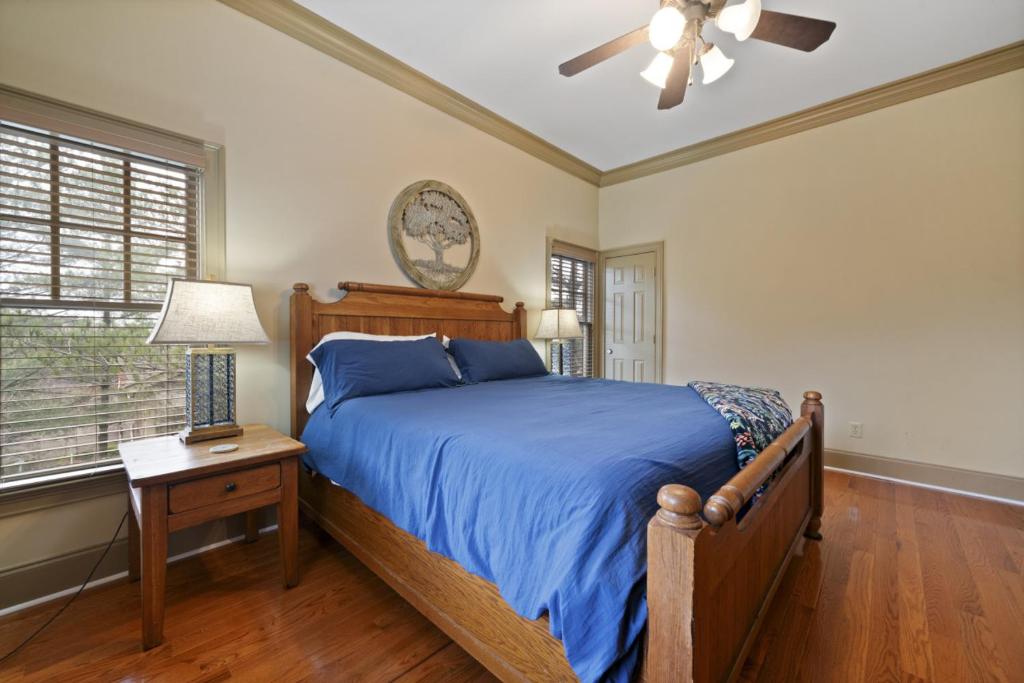 1 dormitorio con 1 cama y ventilador de techo en The Laurel Ridge Den in Big Canoe with hot tub, en Marblehill